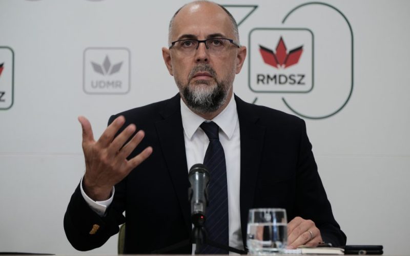 KELEMEN HUNOR SUSȚINE GUVERN POLITIC, ÎN CONDIȚIILE ÎN CARE DESEMNATUL NU OBȚINE VOTUL PARLAMENTAR Președintele Uniunii Democrate Maghiare din România (UDMR), Kelemen Hunor, a declarat, într-o intervenție la TVR Info, că susține formarea unui guvern politic, chiar dacă propunerea premierului desemnat, Eugen Tomac, nu va obține votul de învestitură în Parlament