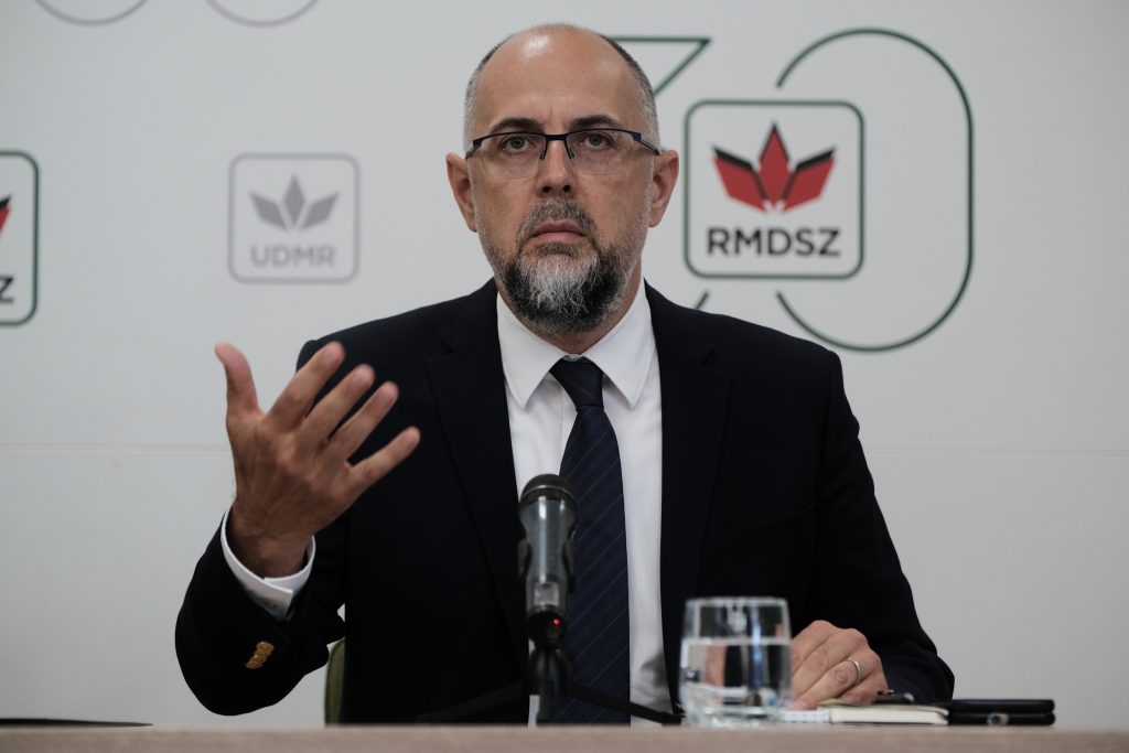 KELEMEN HUNOR SUSȚINE GUVERN POLITIC, ÎN CONDIȚIILE ÎN CARE DESEMNATUL NU OBȚINE VOTUL PARLAMENTAR Președintele Uniunii Democrate Maghiare din România (UDMR), Kelemen Hunor, a declarat, într-o intervenție la TVR Info, că susține formarea unui guvern politic, chiar dacă propunerea premierului desemnat, Eugen Tomac, nu va obține votul de învestitură în Parlament