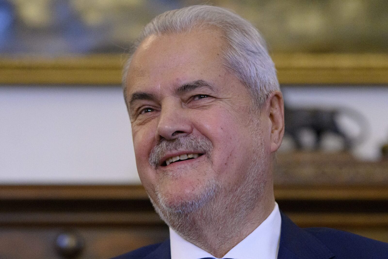 Năstase ironizează nominalizările pentru un guvern condus de Eugen Tomac Fostul premier ADRIAN NĂSTASE a comentat pe blogul personal posibilele nume pentru un viitor guvern condus de EUGEN TOMAC, ironizând sugerarea unor foști membri PDL și PMP