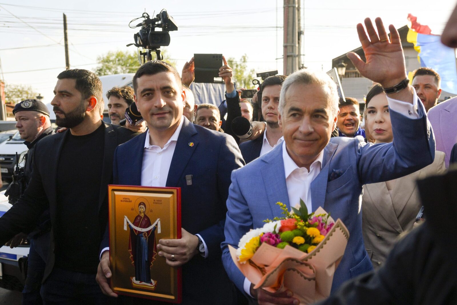 George Simion, liderul AUR, a reacționat pe Facebook imediat după încheierea emisiunii la care a participat Călin Georgescu la Realitatea TV, susținând că este necesară revenirea la democrație și la voința poporului
