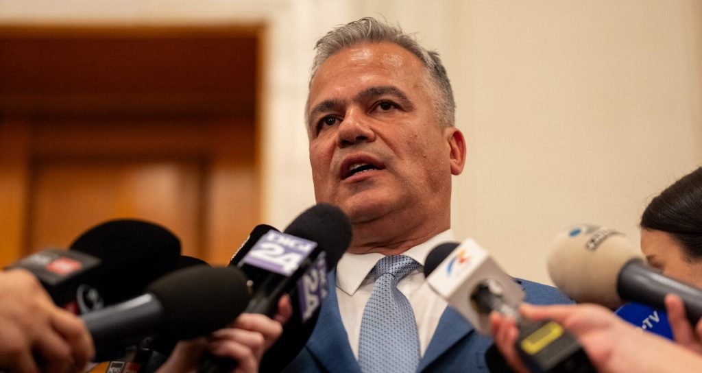 România, într-o nouă perioadă de nesiguranță politică, după respingerea Guvernului Veștea Premierul desemnat Adrian Veștea a declarat, luni seară, că România intră într-o nouă perioadă de „nesiguranță și neliniște” după ce Parlamentul i-a respins Cabinetul