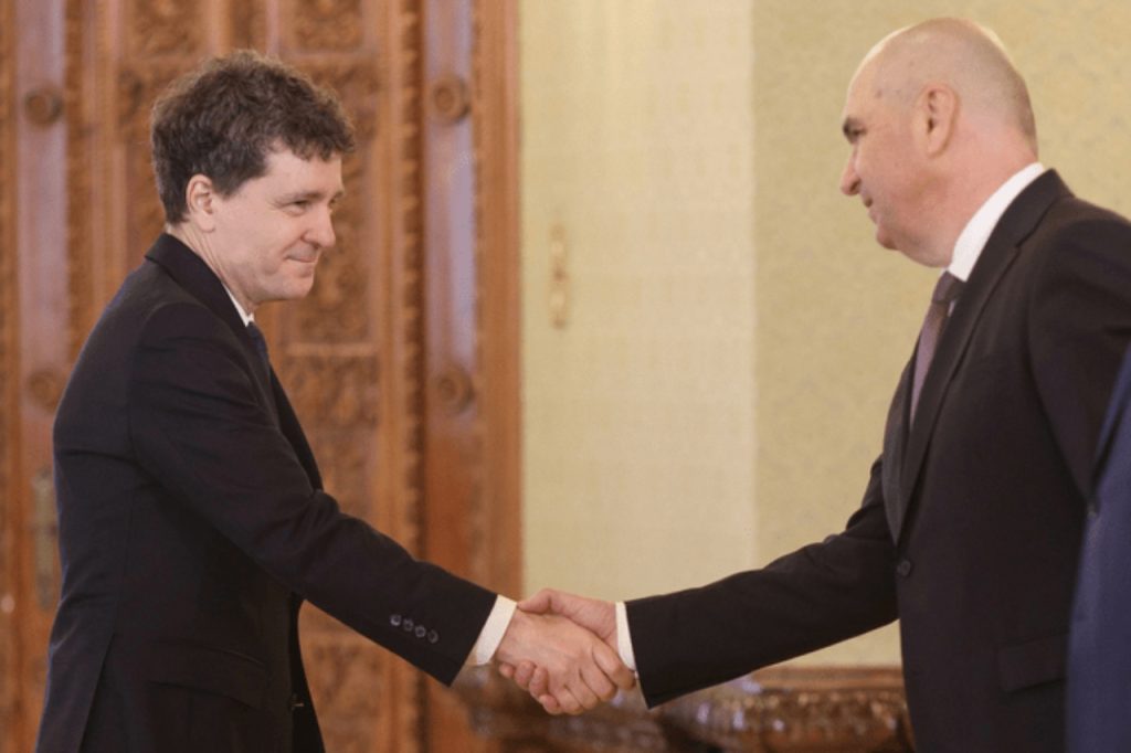 Filologul Adrian Papahagi a intervenit public pe platforma Facebook, oferind o perspectivă personală asupra relației sale cu Nicușor Dan și asupra scenariului politic recent, marcând o distincție clară între percepția publică și realitatea pe care o vede el