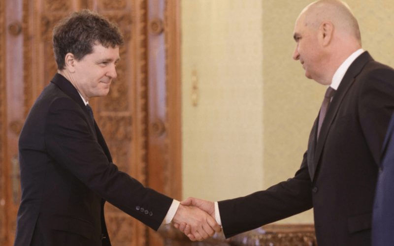 Filologul Adrian Papahagi a intervenit public pe platforma Facebook, oferind o perspectivă personală asupra relației sale cu Nicușor Dan și asupra scenariului politic recent, marcând o distincție clară între percepția publică și realitatea pe care o vede el