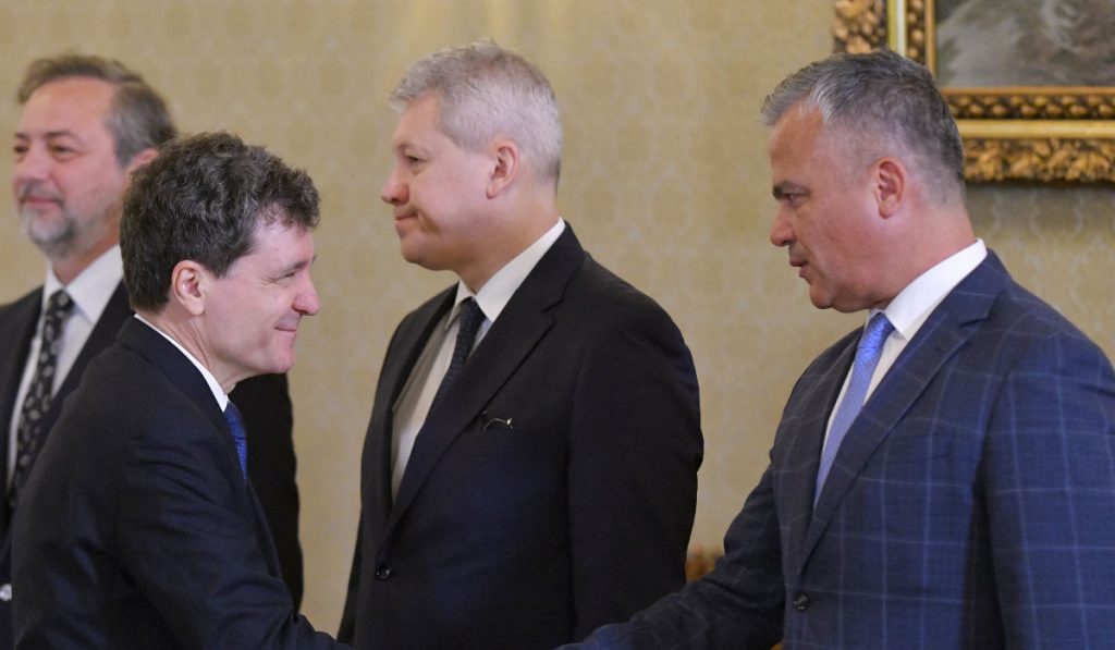 Confruntare politică: BOLOCAN stabilește soarta lui VEȘTEA în PNL, în timp ce acesta din urmă caută voturi pentru un Guvern minoritar Ilie BOLOCAN, înconjurat de majoritatea liderilor din PNL, a trasat deja linie a soartei pentru Adrian VEȘTEA în cadrul partidului, pe fondul aspirațiilor acestuia din urmă de a forma un nou Guvern