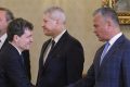 Confruntare politică: BOLOCAN stabilește soarta lui VEȘTEA în PNL, în timp ce acesta din urmă caută voturi pentru un Guvern minoritar Ilie BOLOCAN, înconjurat de majoritatea liderilor din PNL, a trasat deja linie a soartei pentru Adrian VEȘTEA în cadrul partidului, pe fondul aspirațiilor acestuia din urmă de a forma un nou Guvern