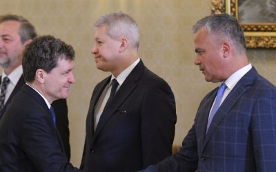 Confruntare politică: BOLOCAN stabilește soarta lui VEȘTEA în PNL, în timp ce acesta din urmă caută voturi pentru un Guvern minoritar Ilie BOLOCAN, înconjurat de majoritatea liderilor din PNL, a trasat deja linie a soartei pentru Adrian VEȘTEA în cadrul partidului, pe fondul aspirațiilor acestuia din urmă de a forma un nou Guvern