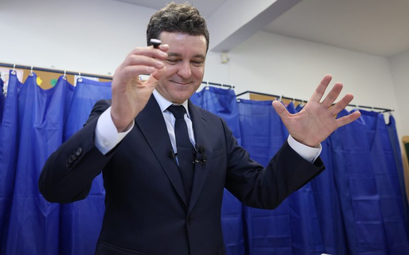 Ilie Bolojan, premier interimar, în timp ce Nicușor Dan se confruntă cu presiuni politice România continuă să navigheze un peisaj politic volatil, odată cu demiterea prin moțiune de cenzură a Guvernului condus de Ilie Bolojan, inițiată de PSD și AUR