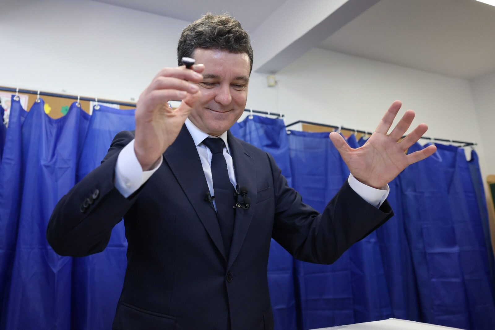 Ilie Bolojan, premier interimar, în timp ce Nicușor Dan se confruntă cu presiuni politice România continuă să navigheze un peisaj politic volatil, odată cu demiterea prin moțiune de cenzură a Guvernului condus de Ilie Bolojan, inițiată de PSD și AUR