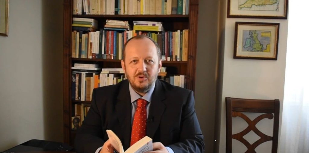 Papahagi se retrage din Guvernul Tomac: „Nu mai vreau să fiu prins între tabere” Adrian Papahagi a anunțat, marți, că nu mai dorește să facă parte din proiectul Guvernului propus de Eugen Tomac, invocând dorința de a nu fi prins „între o tabără pe care o simpatizez, dar care azi e divizată, și una pe care am combătut-o mereu”