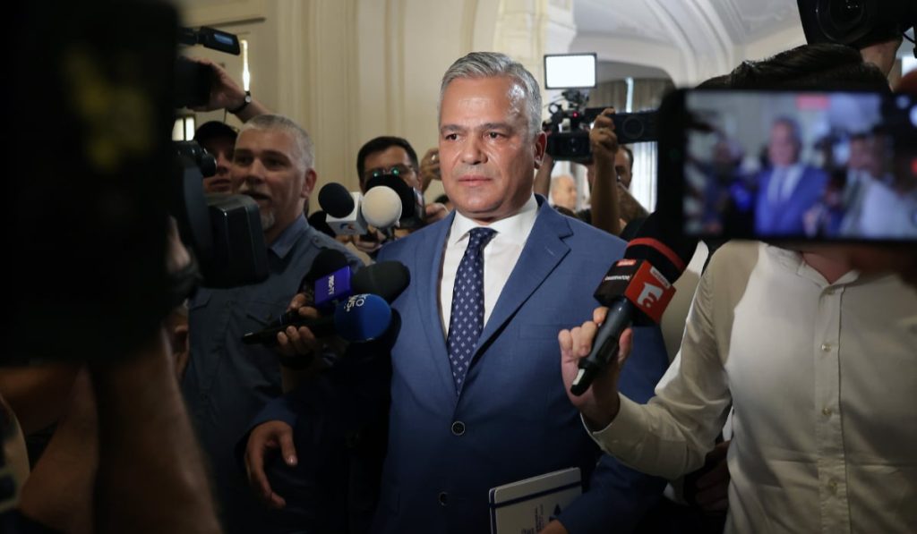 Criza Politică Se Adâncește: PNL Cere Retragerea Mandatului LUI Adrian Veștea, Acesta Refuză Liberalii au înaintat o nouă cerere către Adrian Veștea, premierul desemnat, să își depună mandatul, după ce ultimatumul inițial a expirat