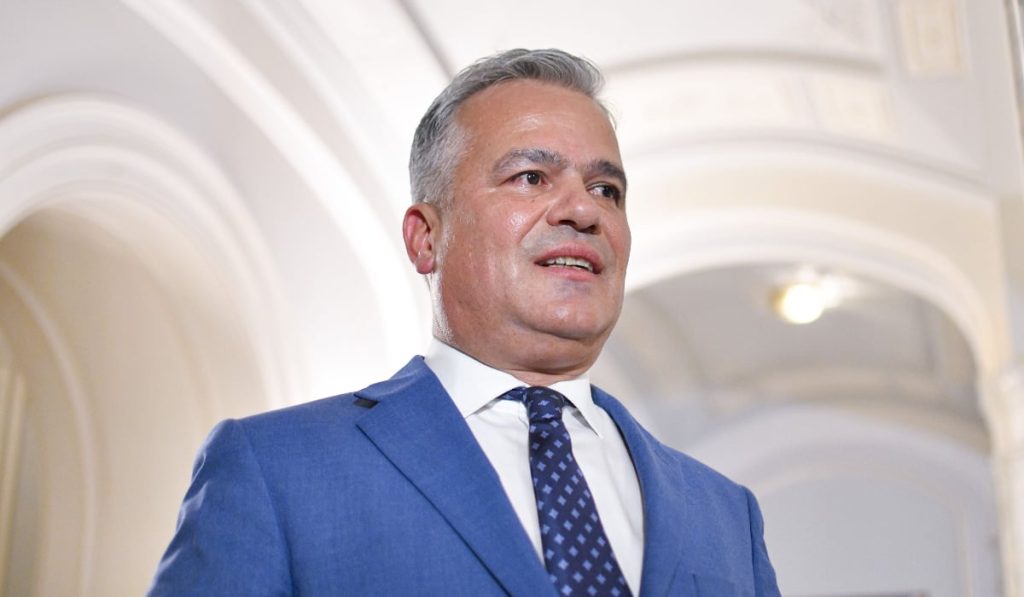 Grindeanu susține că Guvernul Veștea ar avea voturile necesare pentru învestire Sorin GRINDEANU, liderul PSD, a declarat în cadrul unei ședințe cu parlamentarii social-democrați că formațiunea politică a strâns majoritatea voturilor necesare pentru adoptarea Guvernului propus de Adrian VEȘTEA