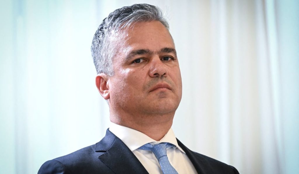 AUR anuntă boicotarea votului pentru Guvernul Veștea, liberalii contestă nominalizările Partidul Alianța pentru Unirea Românilor (AUR) a anunțat, prin vocea liderului senatorilor săi, Petrișor Peiu, că cel mai probabil nu va participa la votul de învestitură pentru Guvernul condus de Adrian Veștea