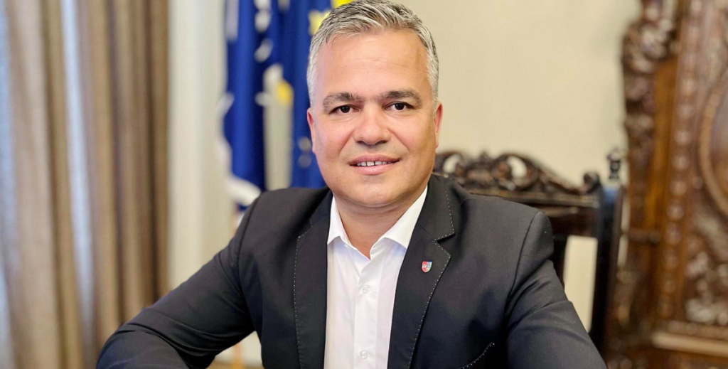 Premierul desemnat Adrian Veștea a dezvăluit, într-o intervenție televizată, că și-a informat soția cu o seară înainte despre posibilitatea unei întâlniri decisive cu președintele