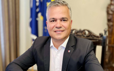 Premierul desemnat Adrian Veștea a dezvăluit, într-o intervenție televizată, că și-a informat soția cu o seară înainte despre posibilitatea unei întâlniri decisive cu președintele