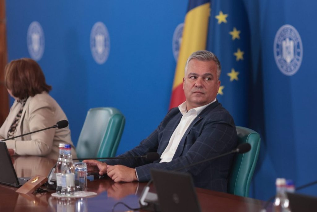 PNL divizat: Bolojan convoacă Congres pentru excluderi, Veștea pregătește Guvernul și contraatacă Conducerea Partidului Național Liberal se află într-o criză profundă, marcată de o sciziune majoră între facțiunea condusă de Ilie Bolojan și cea al cărei lider neoficial este Adrian Veștea