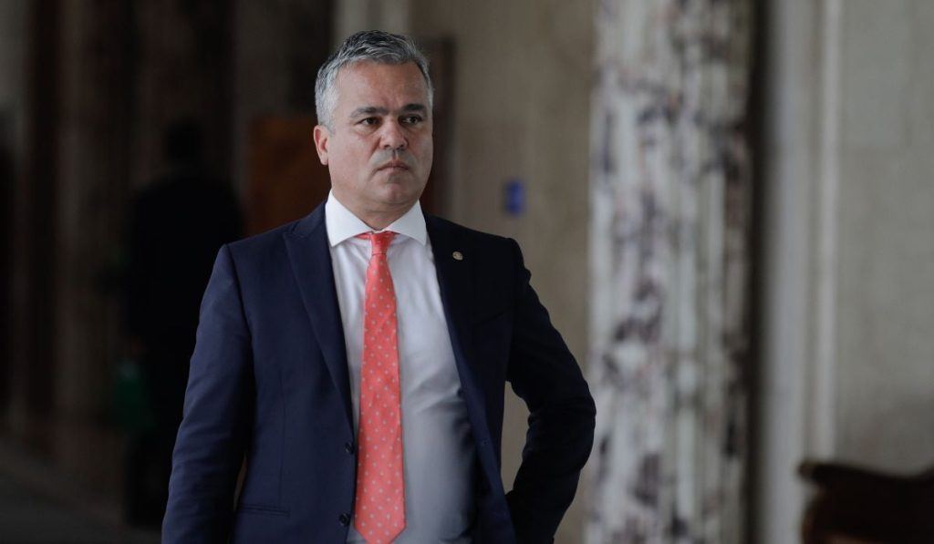 Adrian Veștea, apel către USR pentru răzgândire Premierul desemnat, Adrian Veștea, a făcut un apel public către Uniunea Salvați România (USR) pentru o reevaluare a poziției acestora față de formarea noului Guvern