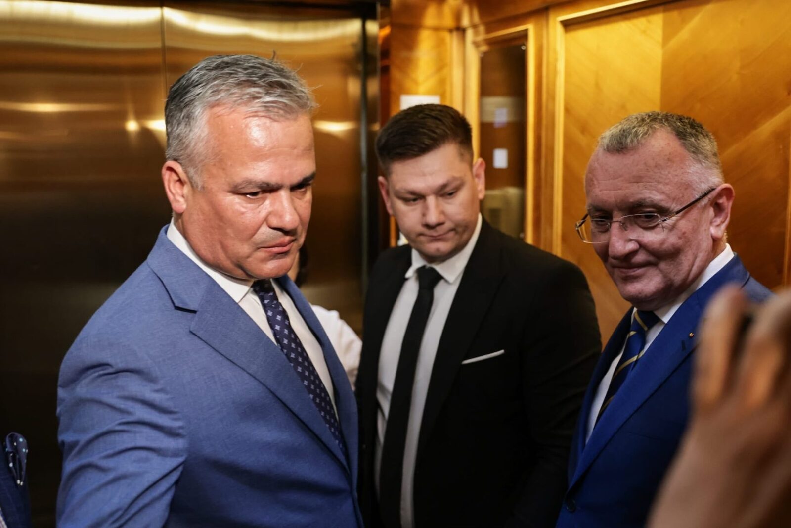 PSD ezită în privința voturilor pentru Guvernul Veștea, negocierile continuă Partidul Social Democrat (PSD) nu a oferit, joi, un sprijin ferm premierului desemnat Adrian VEȘTEA, invocând necesitatea unei reuniuni extinse a Consiliului Politic Național pentru a se pronunța asupra Cabinetului propus