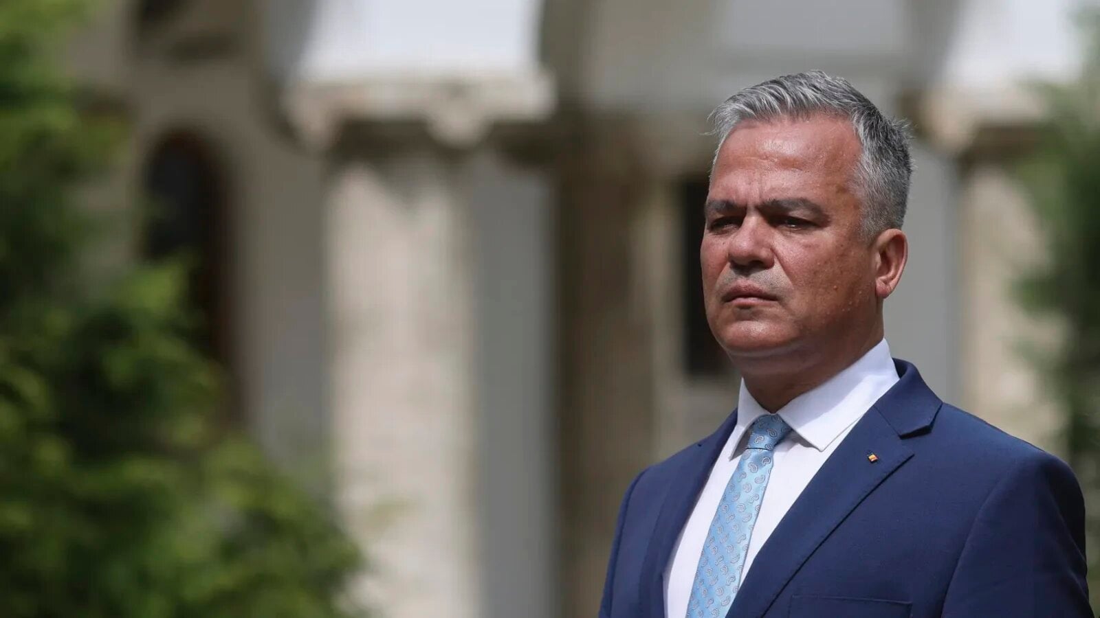 Adrian Veștea, candidatul desemnat pentru funcția de prim-ministru, se arată hotărât să depună în Parlament lista de miniștri și programul de guvernare, în ciuda tensiunilor interne din Partidul Național Liberal (PNL) și a negocierilor complicate pentru formarea unei majorități