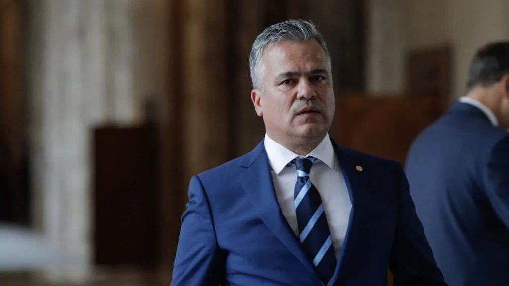 Premierul desemnat Adrian VEȘTEA se confruntă cu dificultăți majore în obținerea votului de învestitură în Parlament, în ciuda eforturilor intense de negociere din partea PSD
