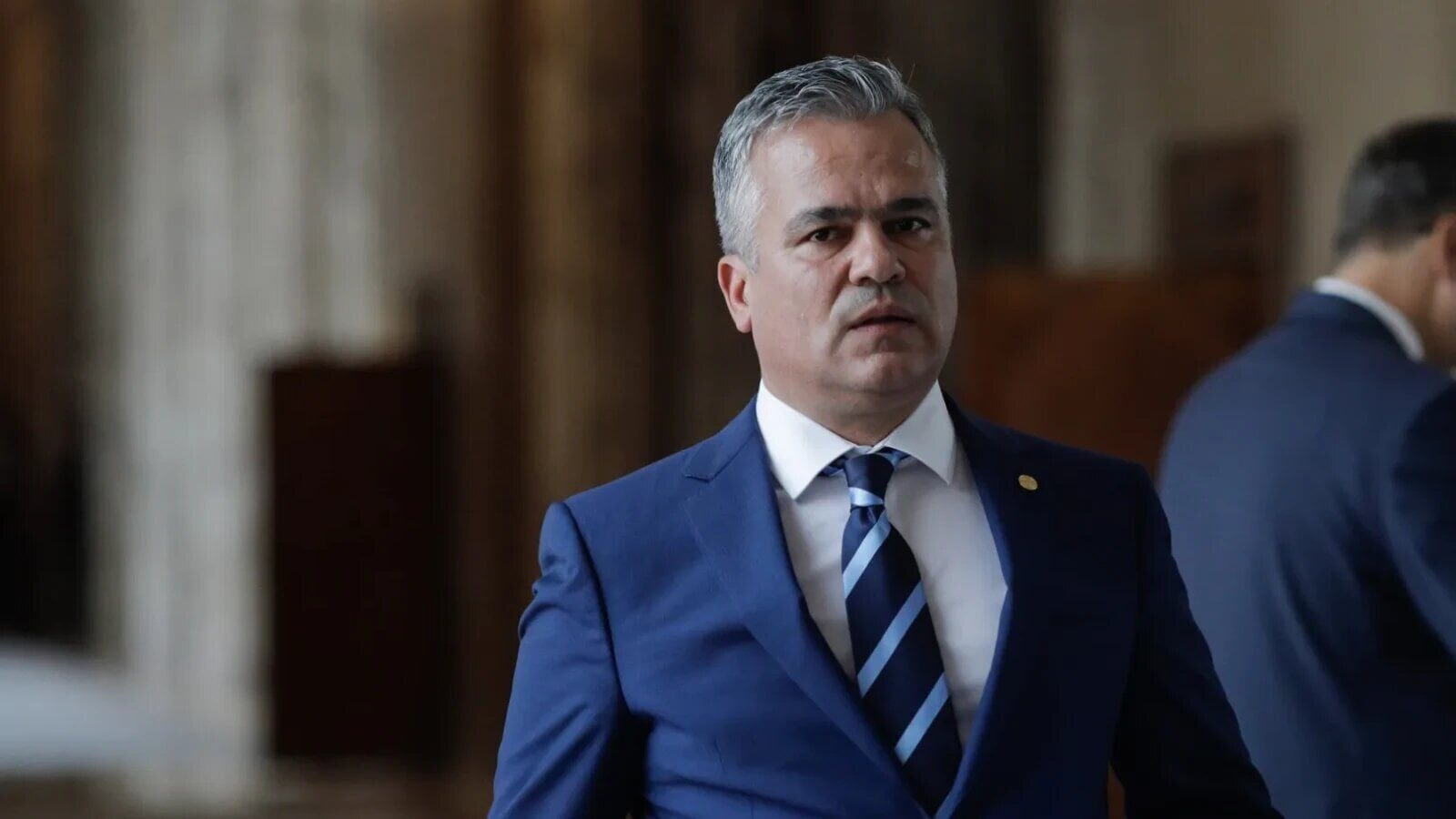 Premierul desemnat Adrian VEȘTEA se confruntă cu dificultăți majore în obținerea votului de învestitură în Parlament, în ciuda eforturilor intense de negociere din partea PSD