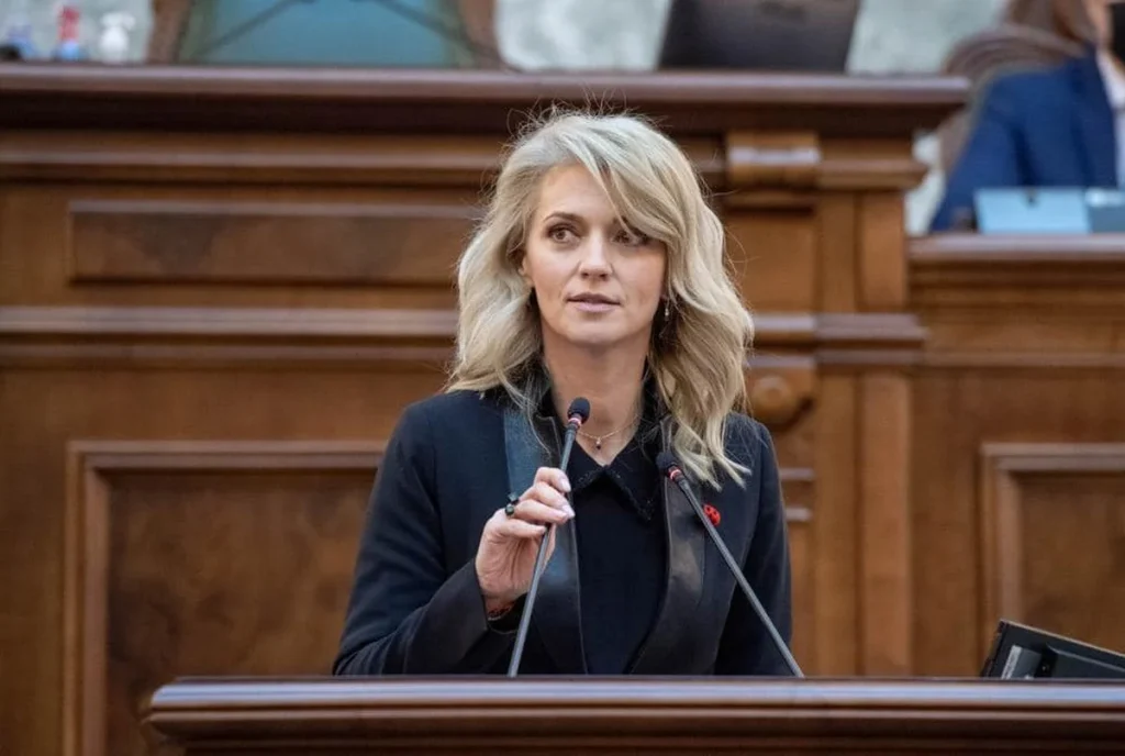 Deputatul PNL Alina Gorghiu cataloghează drept „abuzivă” decizia Congresului Extraordinar al partidului de a solicita demisia sa și a altor liberali