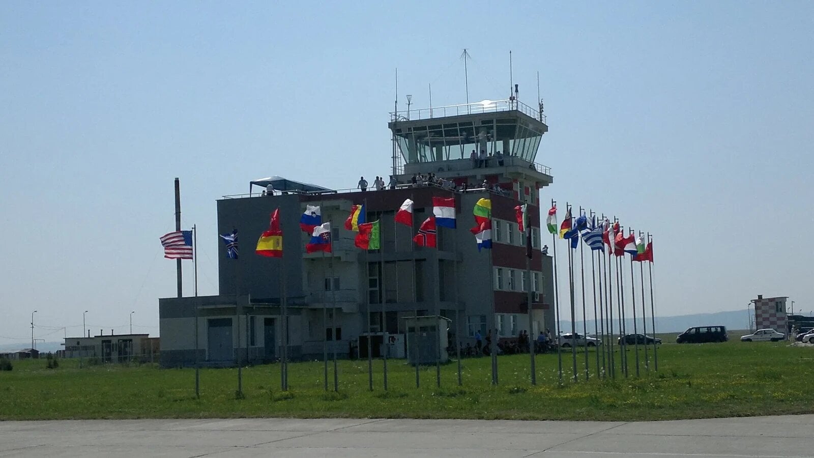 Licitație militară de aproape o jumătate de miliard de lei, contestată după acuzații privind modificarea prețurilor după deschiderea ofertelor O licitație militară în valoare de 446,4 milioane de lei fără TVA, derulată pentru construirea unei zone operaționale la Câmpia Turzii, a stârnit un conflict puternic între marile firme de construcții