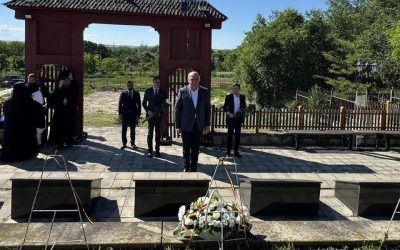 Premierul demis, Ilie Bolojan, a depus o coroană de flori la Cimitirul de Onoare Românesc de la Țiganca, din Republica Moldova