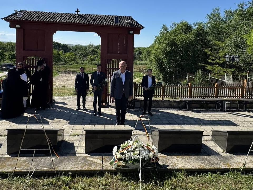 Premierul demis, Ilie Bolojan, a depus o coroană de flori la Cimitirul de Onoare Românesc de la Țiganca, din Republica Moldova