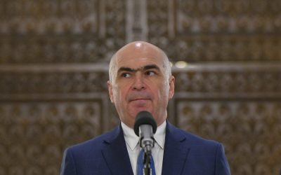 Ilie Bolojan anunță reducerea deficitului bugetar, dar omite facilitățile fiscale pentru multinaționale Ministrul Finanțelor, Ilie Bolojan, a prezentat recent pe platforma de socializare Facebook date despre execuția bugetară a primelor cinci luni ale anului 2026, evidențiind o scădere semnificativă a deficitului bugetar