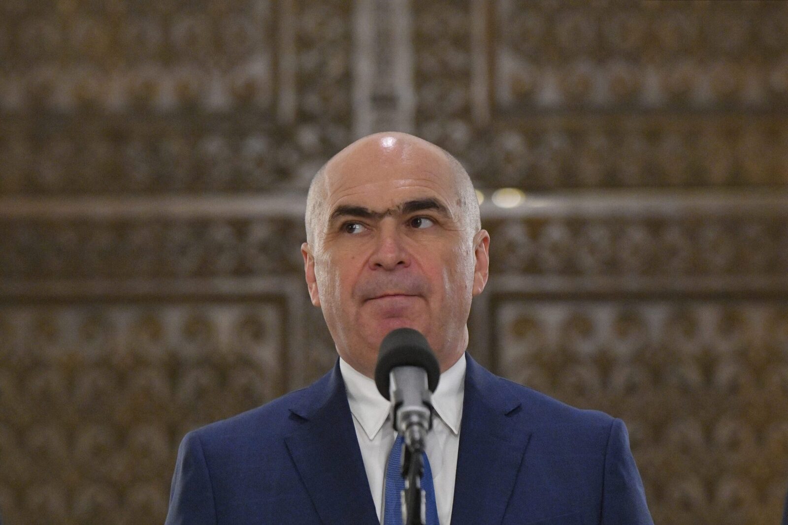 Ilie Bolojan anunță reducerea deficitului bugetar, dar omite facilitățile fiscale pentru multinaționale Ministrul Finanțelor, Ilie Bolojan, a prezentat recent pe platforma de socializare Facebook date despre execuția bugetară a primelor cinci luni ale anului 2026, evidențiind o scădere semnificativă a deficitului bugetar