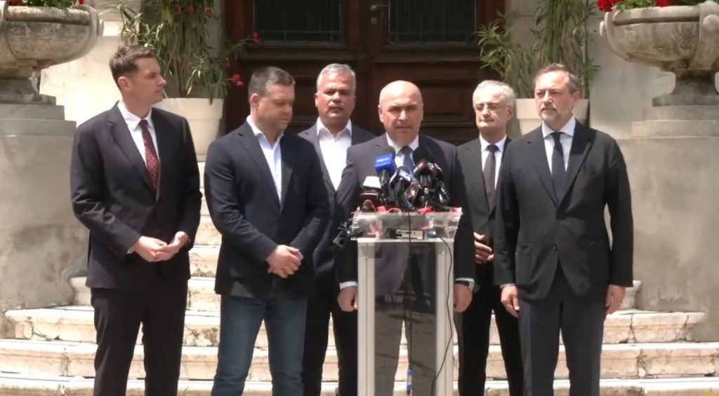 Excluderea lui Adrian Veștea din PNL declanșează tensiuni interne Președintele Partidului Național Liberal, ILIE BOLOJAN, a convocat pentru luni, ora 17:00, o ședință a Biroului Politic Național (BPN) cu scopul de a vota excluderea din partid a lui ADRIAN VEȘTEA