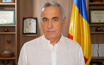 CĂLIN GEORGESCU CERE RELUAREA ALEGERILOR DIN 2024 ȘI FACE APEL LA „VOIA LUI DUMNEZEU” Călin Georgescu, fost candidat la alegerile prezidențiale din 2024, a postat un mesaj video pe rețelele sociale chiar în ziua consultărilor de la Palatul Cotroceni privind desemnarea noului prim-ministru