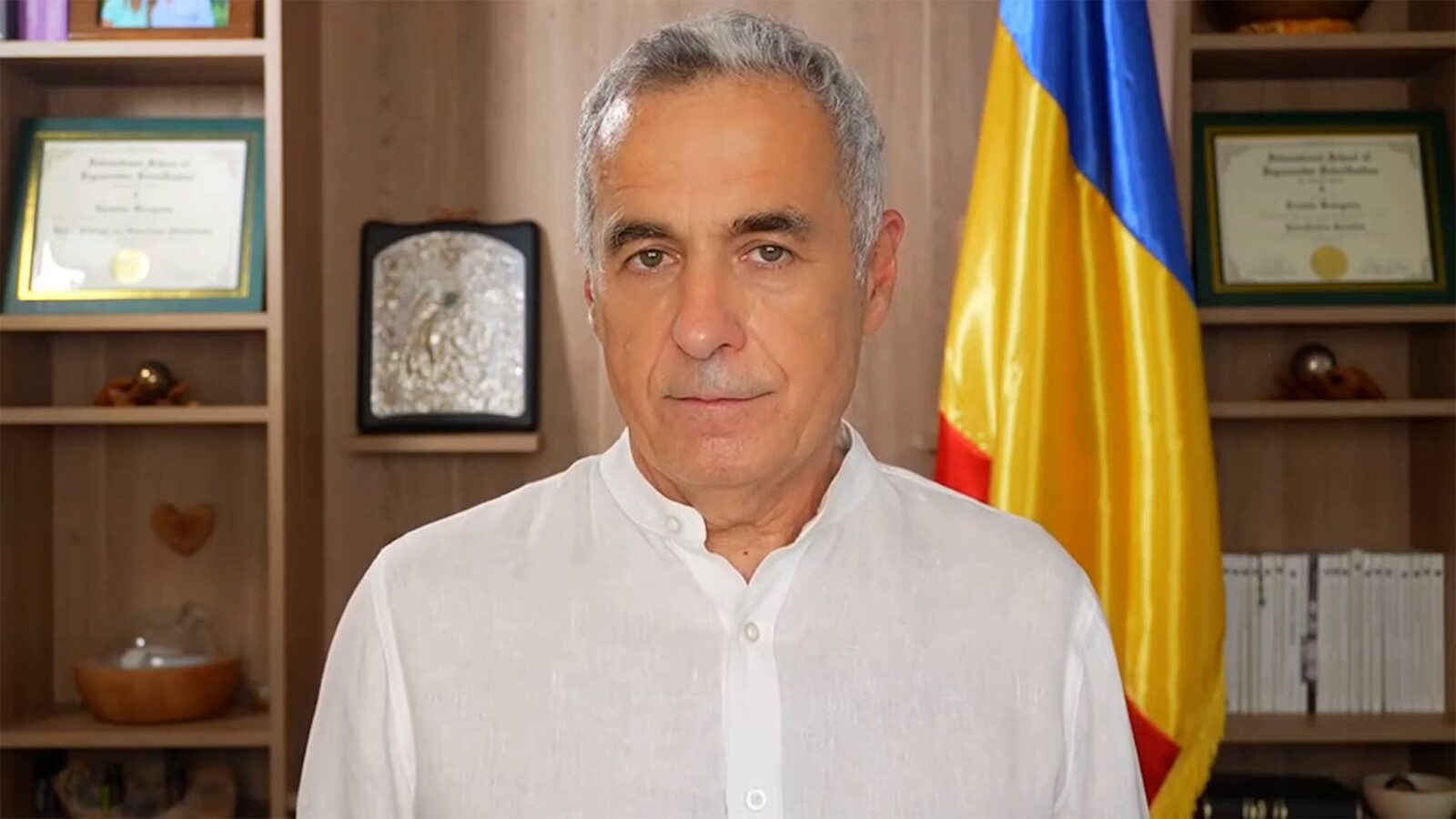 CĂLIN GEORGESCU CERE RELUAREA ALEGERILOR DIN 2024 ȘI FACE APEL LA „VOIA LUI DUMNEZEU” Călin Georgescu, fost candidat la alegerile prezidențiale din 2024, a postat un mesaj video pe rețelele sociale chiar în ziua consultărilor de la Palatul Cotroceni privind desemnarea noului prim-ministru