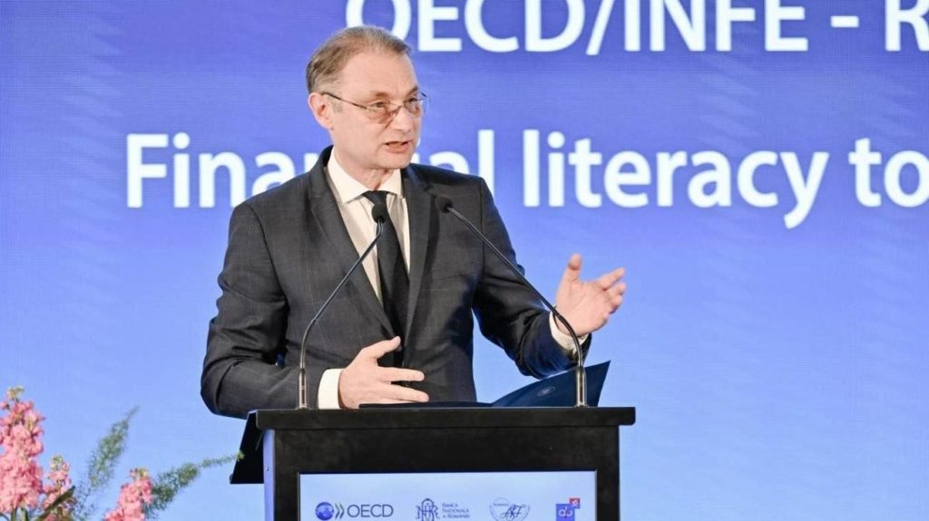 Luca Niculescu, de la jurnalism la diplomație și posibila funcție de ministru de Externe Luca Niculescu, o personalitate cu o carieră complexă, a trecut de la microfonul din studiourile de radio și televiziune la rolul de ambasador, urmând să ocupe, odată cu formarea Guvernului Tomac, funcția de ministru de Externe