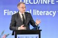 Luca Niculescu, de la jurnalism la diplomație și posibila funcție de ministru de Externe Luca Niculescu, o personalitate cu o carieră complexă, a trecut de la microfonul din studiourile de radio și televiziune la rolul de ambasador, urmând să ocupe, odată cu formarea Guvernului Tomac, funcția de ministru de Externe