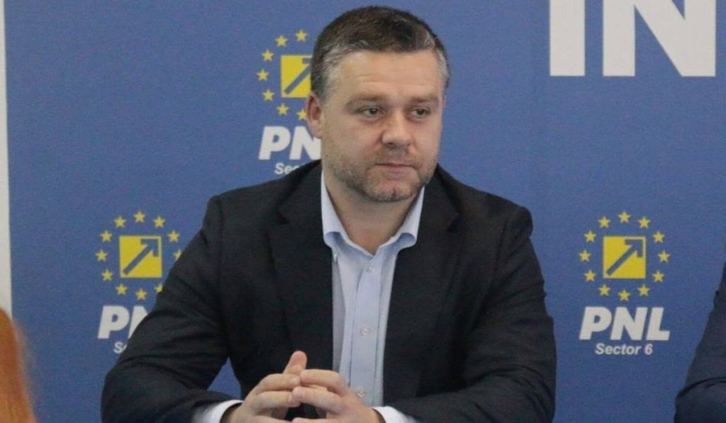Ciucu, prim-vicepreședinte PNL, atacă dur formarea Guvernului: „N-ai cum! Pare că le protejați interesele PSD” Prim-vicepreședintele PNL și primarul general al Capitalei, Ciprian Ciucu, a criticat vehement deciziile premierului desemnat Eugen Tomac în procesul de formare a noului Guvern, acuzând că lista de miniștri este „cusută cu ață alb-fosforescentă”