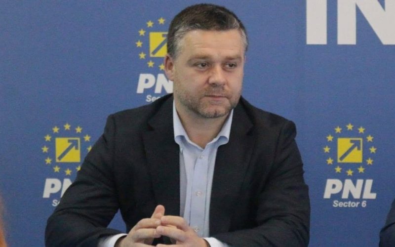 Ciucu, prim-vicepreședinte PNL, atacă dur formarea Guvernului: „N-ai cum! Pare că le protejați interesele PSD” Prim-vicepreședintele PNL și primarul general al Capitalei, Ciprian Ciucu, a criticat vehement deciziile premierului desemnat Eugen Tomac în procesul de formare a noului Guvern, acuzând că lista de miniștri este „cusută cu ață alb-fosforescentă”