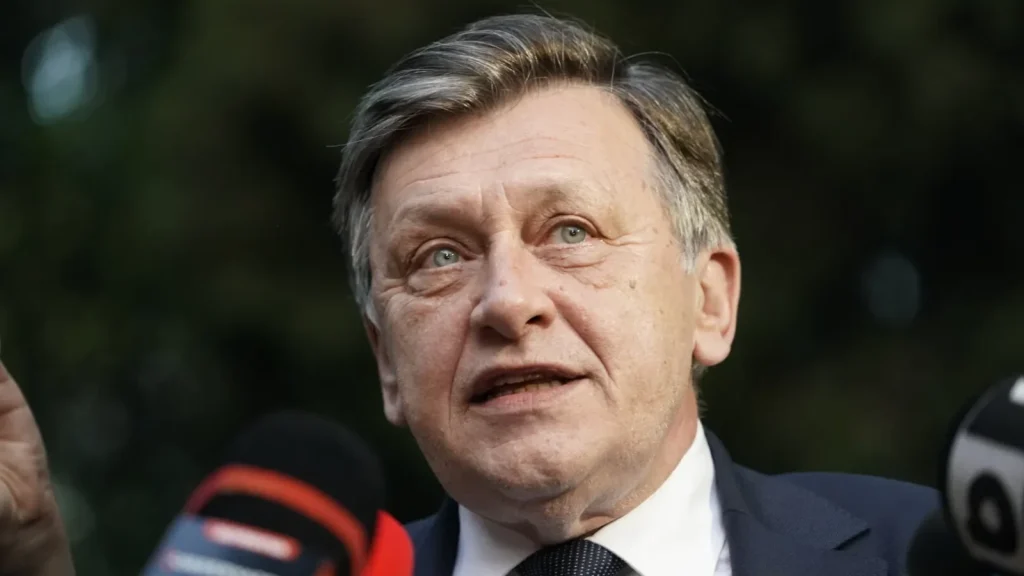 Crin Antonescu, fost lider al Partidului Național Liberal (PNL), a lansat critici vehemente la adresa actualului președinte al partidului, ILIE BOLOHAN, acuzându-l că a deschis porțile formațiunii către un „rețea soroșistă și securistă”