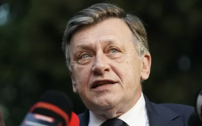 Crin Antonescu, fost lider al Partidului Național Liberal (PNL), a lansat critici vehemente la adresa actualului președinte al partidului, ILIE BOLOHAN, acuzându-l că a deschis porțile formațiunii către un „rețea soroșistă și securistă”