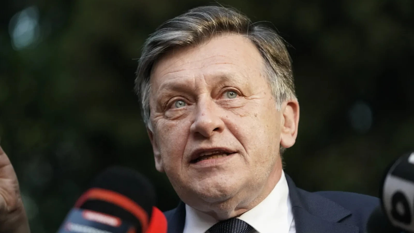 Crin Antonescu, fost lider al Partidului Național Liberal (PNL), a lansat critici vehemente la adresa actualului președinte al partidului, ILIE BOLOHAN, acuzându-l că a deschis porțile formațiunii către un „rețea soroșistă și securistă”