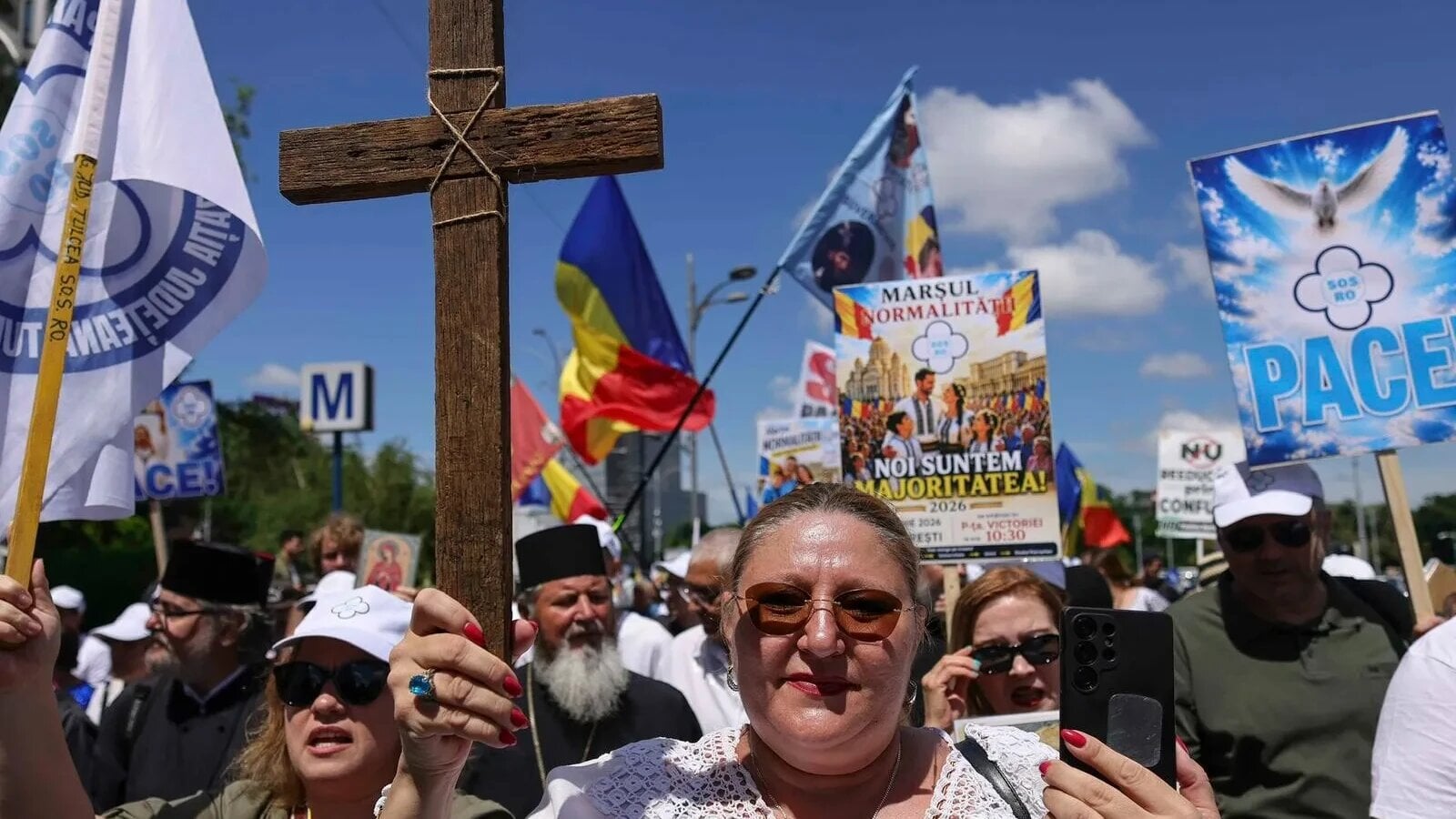 Câteva sute de persoane au protestat sâmbătă în centrul CAPITALEI, scandând lozinci împotriva legalizării parteneriatului civil și în apărarea familiei tradiționale