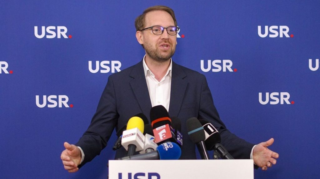 AUR, partidul sistemului, fabricat să capteze furia anti-PSD, susține PSD într-un moment critic Președintele USR, Cătălin Drulă, a lansat acuzații grave la adresa formațiunii AUR, afirmând că aceasta nu este un partid anti-sistem, ci o creație a acestuia, menită să canalizeze nemulțumirea populară împotriva PSD