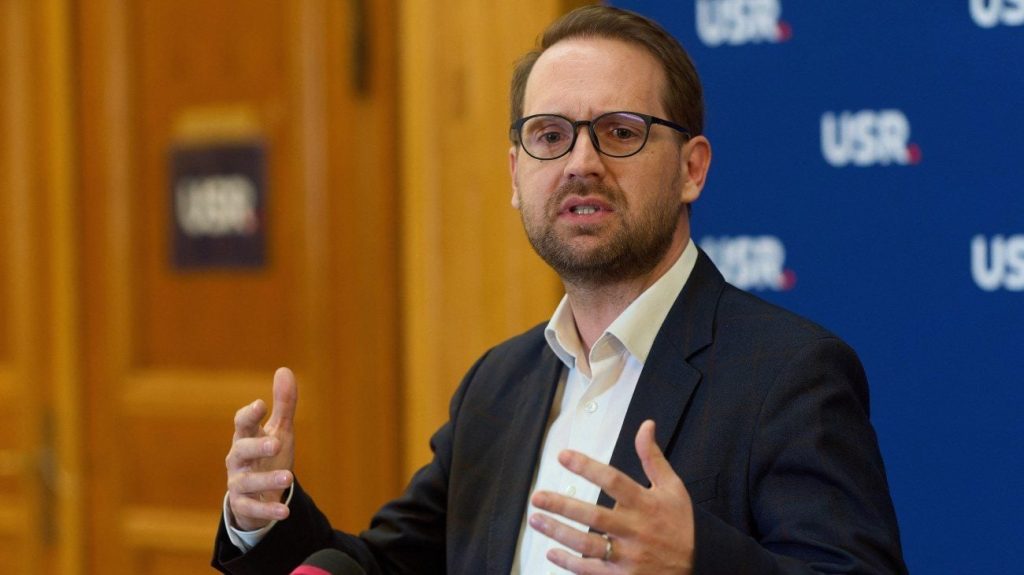USR nu susține un guvern tehnocrat fără reprezentare politică Liderul Uniunii Salvați România (USR), Dominic Fritz, a declarat că formațiunea sa politică nu va susține un guvern tehnocrat dacă acesta nu implică o reprezentare politică directă