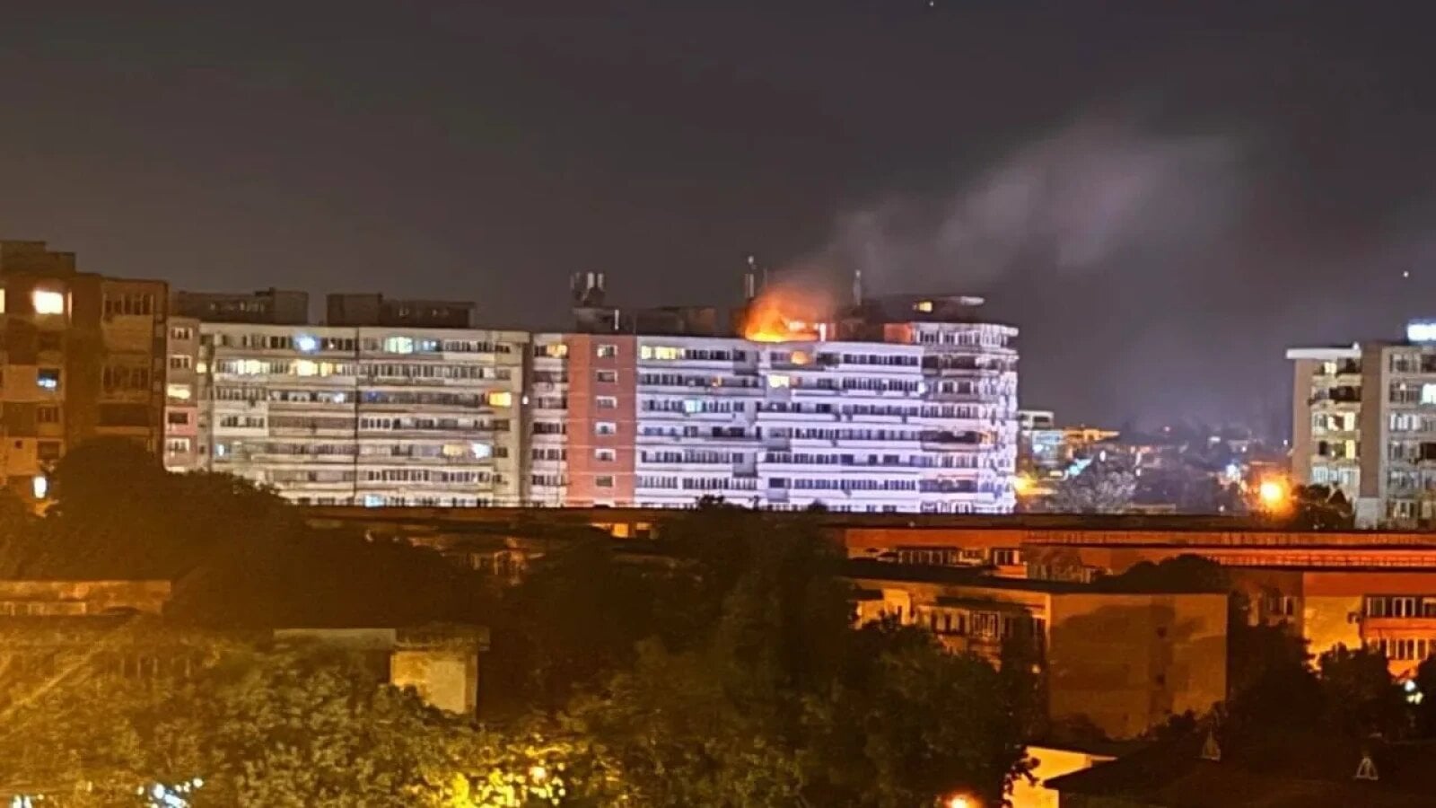 O dronă rusească a lovit un bloc din Galați, declanșând discuții aprinse între președintele Nicușor Dan și ministrul Apărării, Radu Miruță (USR), cu privire la modul în care a ajuns vehiculul aerian în România și la sprijinul NATO