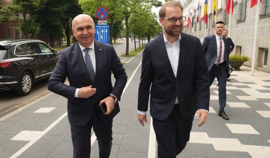 USR refuză Guvernul Tomac și propune alegeri anticipate ca soluție Președintele Uniunii Salvați România (USR), Dominic Fritz, a anunțat că partidul său nu va susține Guvernul propus de premierul desemnat Eugen Tomac, considerând că o formulă de guvernare tehnocrată ar ascunde intențiile politice ale PSD, ducând la nefuncționalitate și confuzie