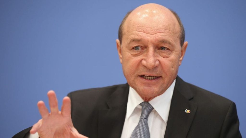 Alegerile anticipate: Un scenariu tot mai apropiat, susține Traian Băsescu Fostul președinte Traian Băsescu avertizează că România se apropie de scenariul alegerilor anticipate, focalizându-se pe deznodământul votului din plen privind mandatul lui Laszlo Borbely