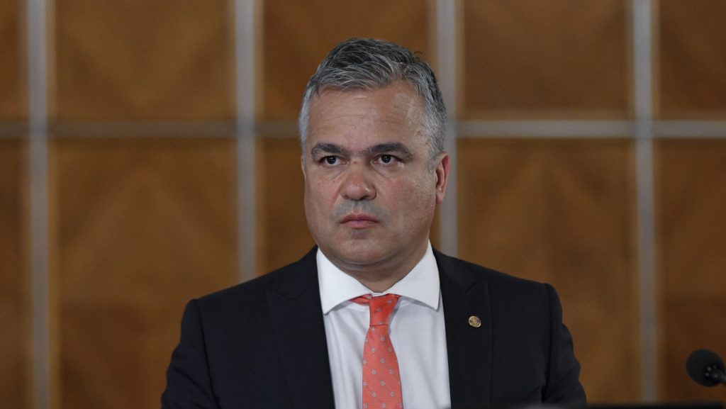 Adrian Veștea, premier desemnat: Planul numirii mele, conturat de miercuri Prim-vicepreședintele PNL, Adrian Veștea, a declarat într-o intervenție la Euronews că speculațiile despre negocieri cu alte partide politice sunt nefondate și a recunoscut că decizia privind numirea sa în funcția de prim-ministru a fost luată încă de la mijlocul săptămânii trecute