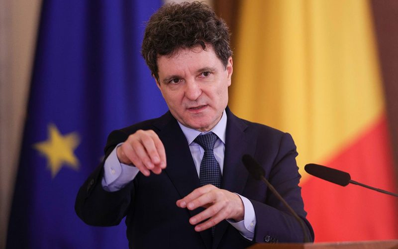 Premierul desemnat Adrian Veștea, în așteptarea votului în Parlament Președintele a reiterat că premierul desemnat, Adrian Veștea, are la dispoziție 10 zile pentru a forma cabinetul și a veni în fața Parlamentului pentru vot