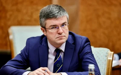 Irineu Darău acuză corupția la Brașov și trădarea liberală Ministrul USR al Dezvoltării, Irineu Darău, a lansat atacuri vehemente la adresa primarului Brașovului, liberalul George Scripcaru, și a premierului desemnat Adrian Veștea, acuzându-i pe aceștia de „confiscarea” liberalismului și de menținerea județului într-o stare de subdezvoltare prin intermediul unei rețele de interese