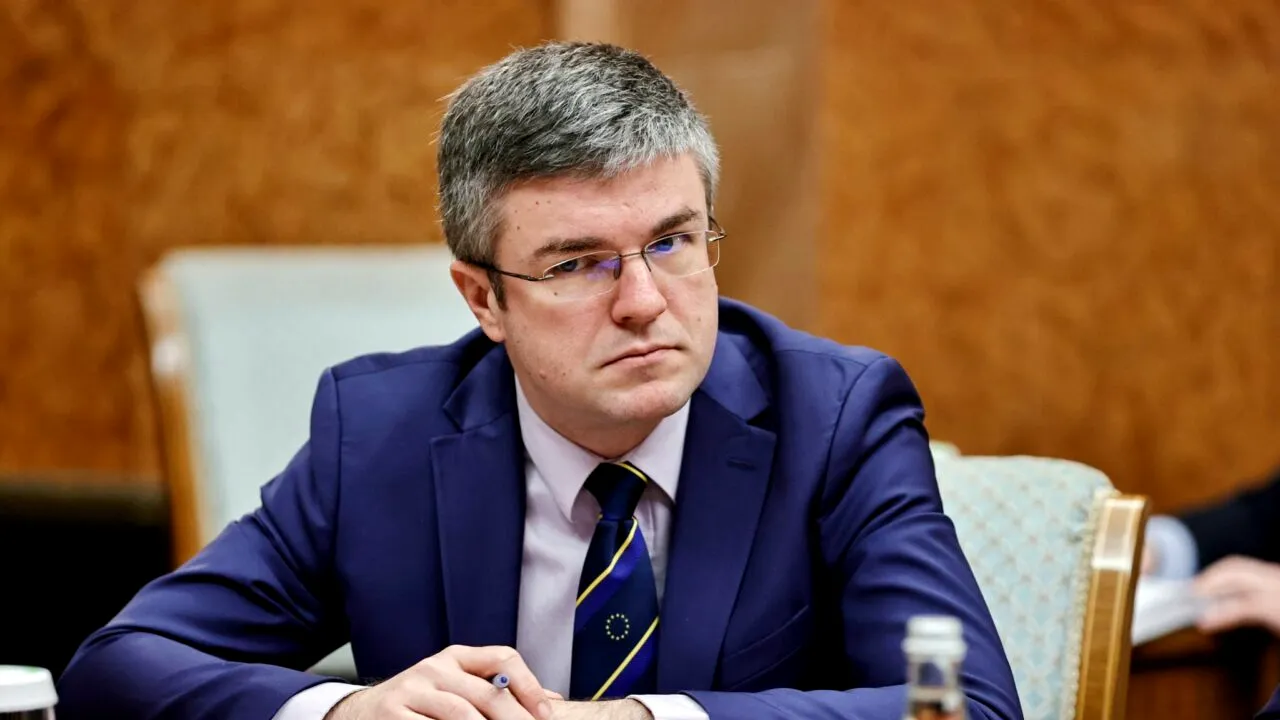 Irineu Darău acuză corupția la Brașov și trădarea liberală Ministrul USR al Dezvoltării, Irineu Darău, a lansat atacuri vehemente la adresa primarului Brașovului, liberalul George Scripcaru, și a premierului desemnat Adrian Veștea, acuzându-i pe aceștia de „confiscarea” liberalismului și de menținerea județului într-o stare de subdezvoltare prin intermediul unei rețele de interese